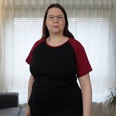 Frau in schwarzem T-Shirt mit roten Raglan-Ärmeln