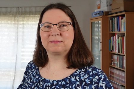 Ein verstellbares Kleid mit Faltendetail